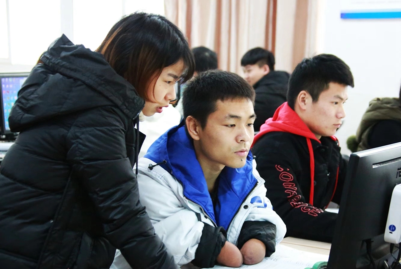 彭軍在校期間刻苦學(xué)習(xí)1.jpg 彭軍在校期間刻苦學(xué)習(xí)1.jpg